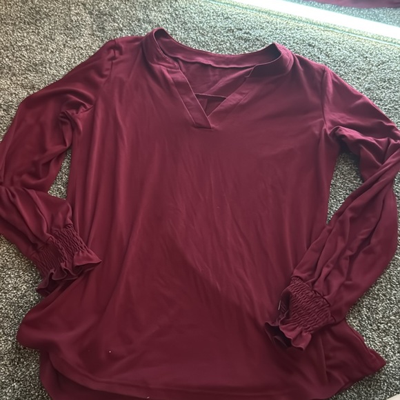 RomanstII long sleeve v neck. Size medium. Color red wine. Cuffed wrists - Picture 2 of 4